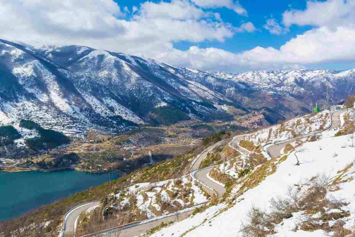 scanno lago in inverno con la neve