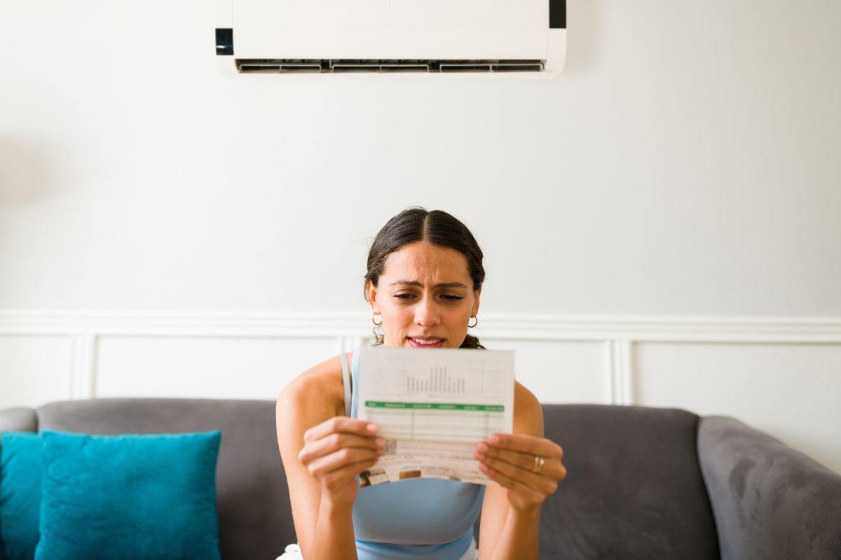 donna legge bolletta