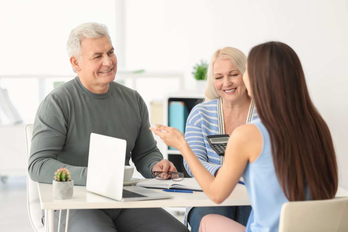 persone che parlano con una consulente