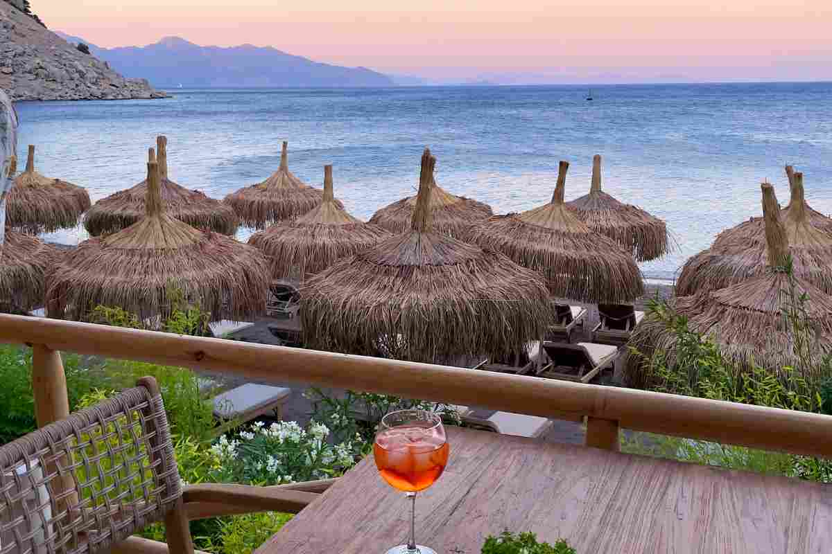 spiaggia ombrelli di paglia