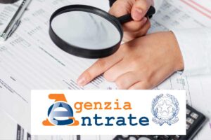 persona con lente di ingrandimento e logo agenzia delle entrate