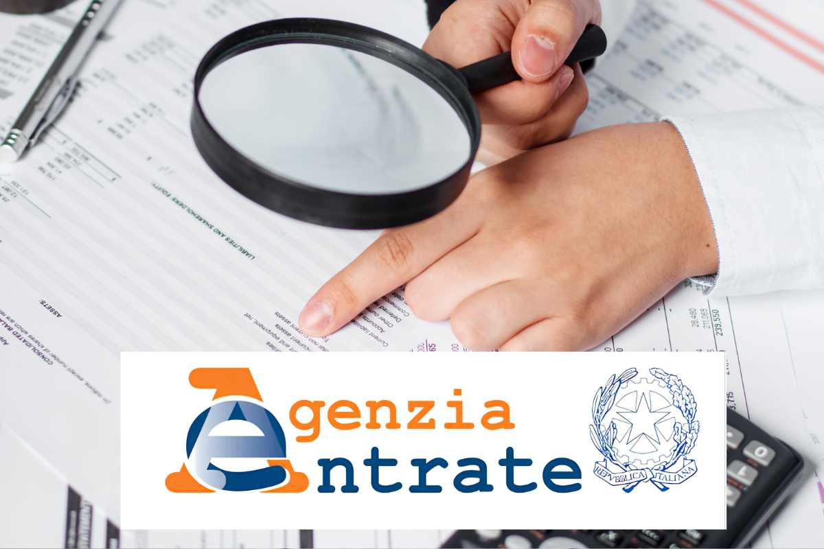 persona con lente di ingrandimento e logo agenzia delle entrate
