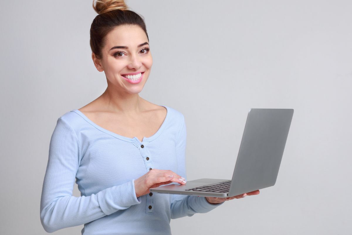 ragazza felice con pc portatile