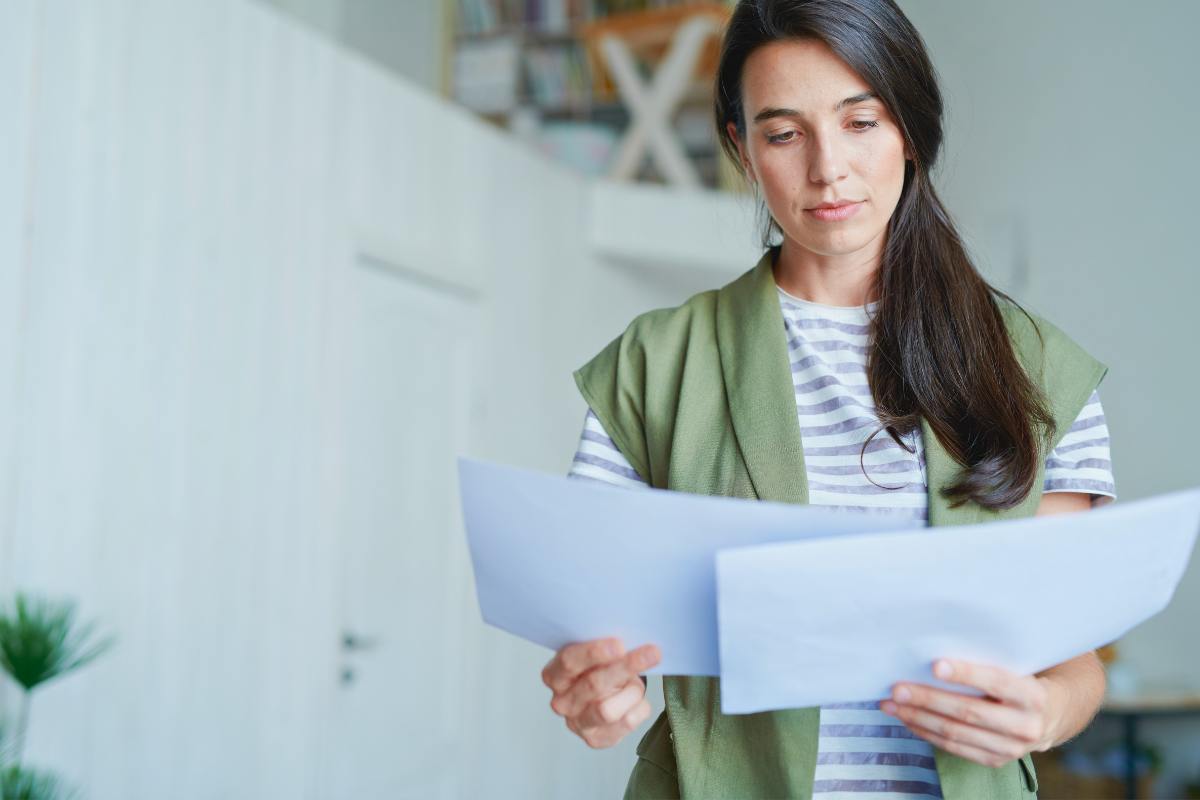 donna legge documenti