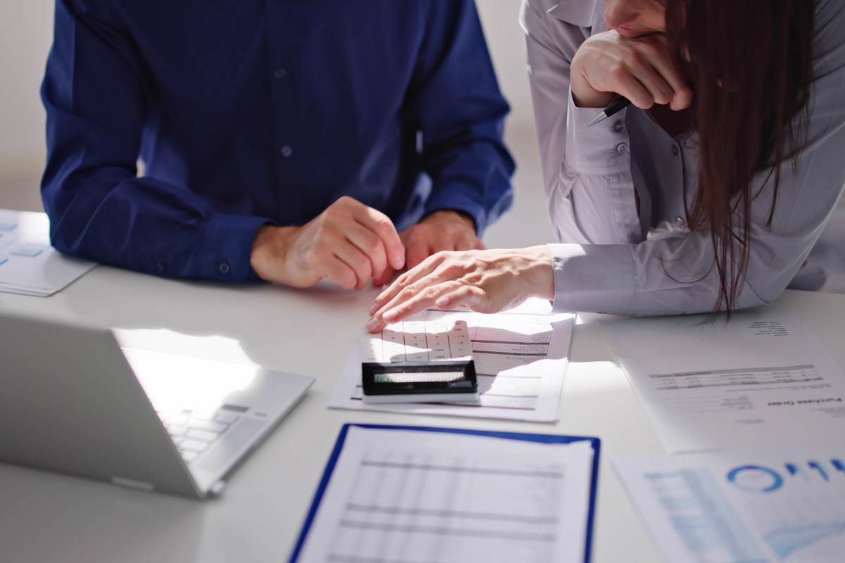 uomo e donna che leggono dei documenti