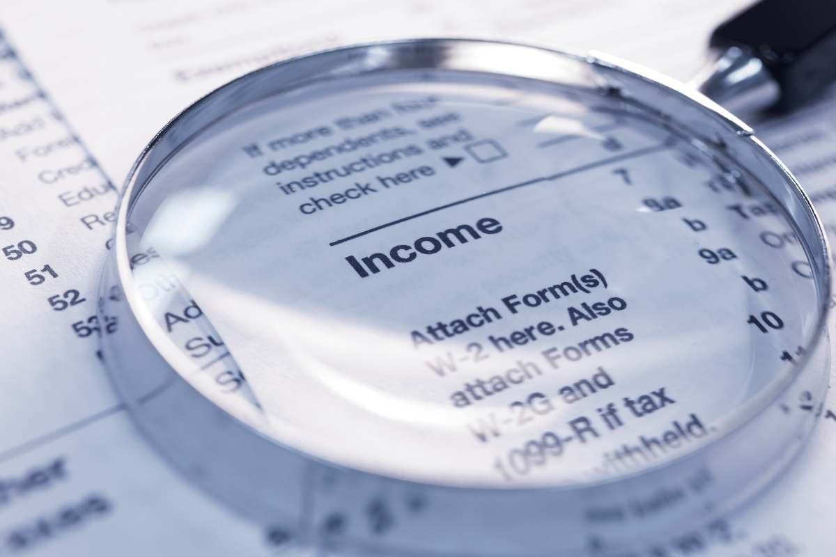 documento entrare e lente di ingrandimento