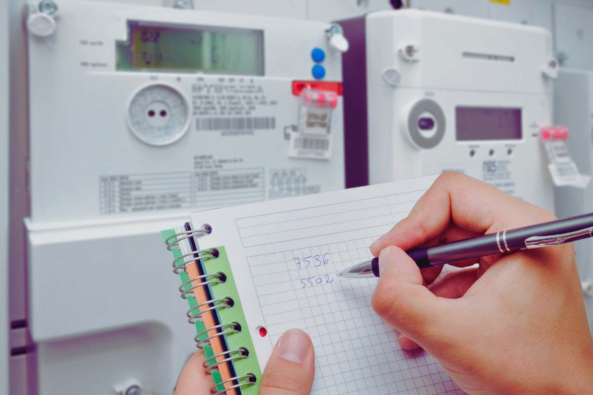 persona segna consumo contatore