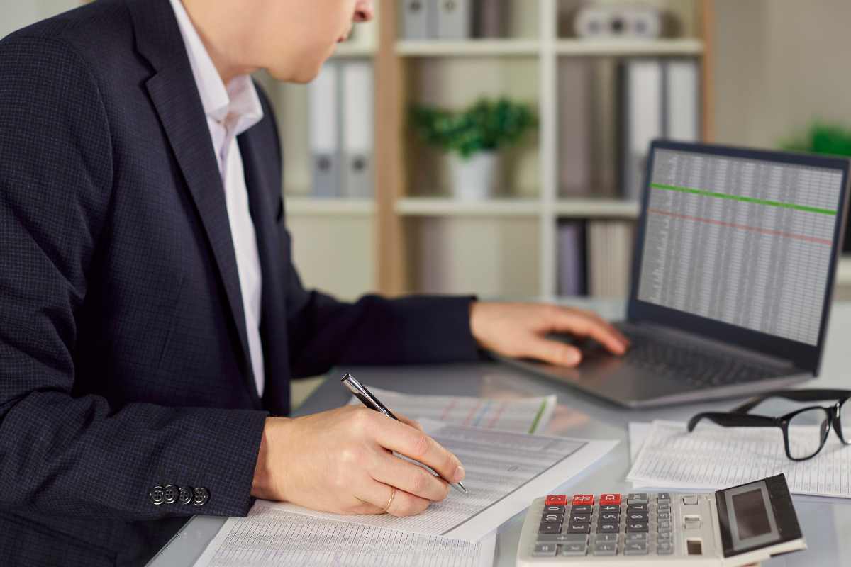 uomo al pc e documenti