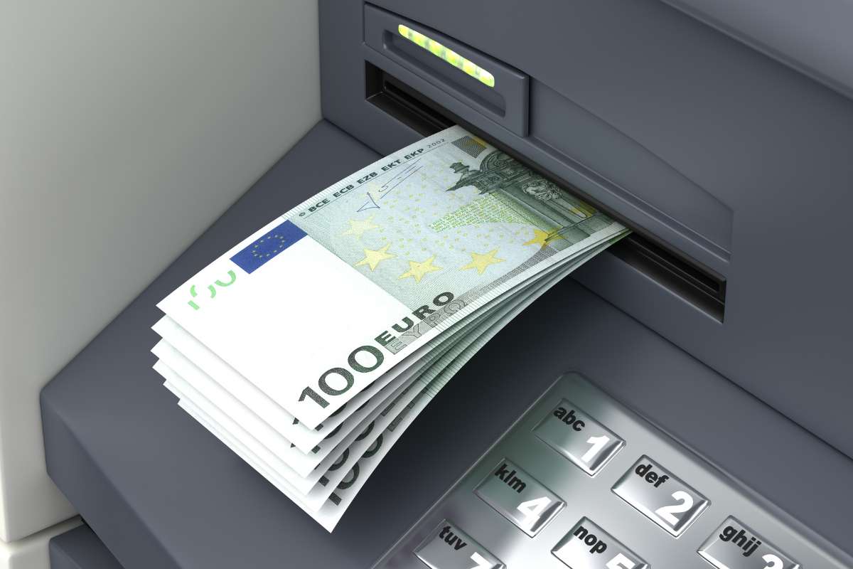 sportello bancomat che eroga banconote da 100 euro