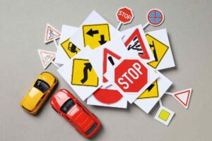 cartelli stradali e macchinine