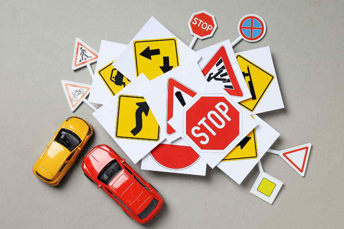 cartelli stradali e macchinine