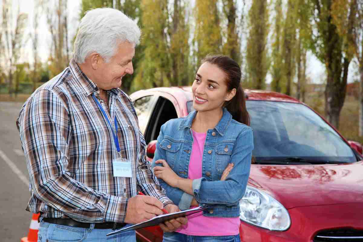 istruttore patente e ragazza che ascolta