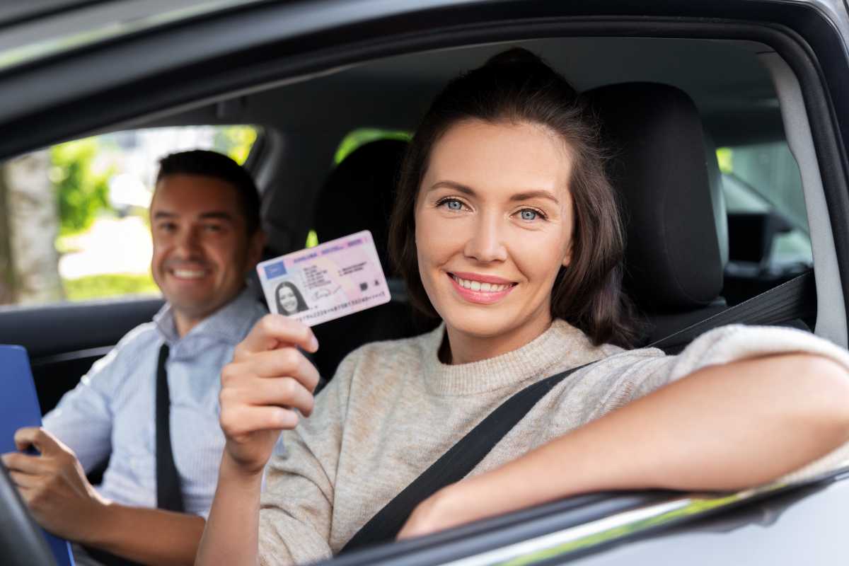 ragazza alla guida con patente