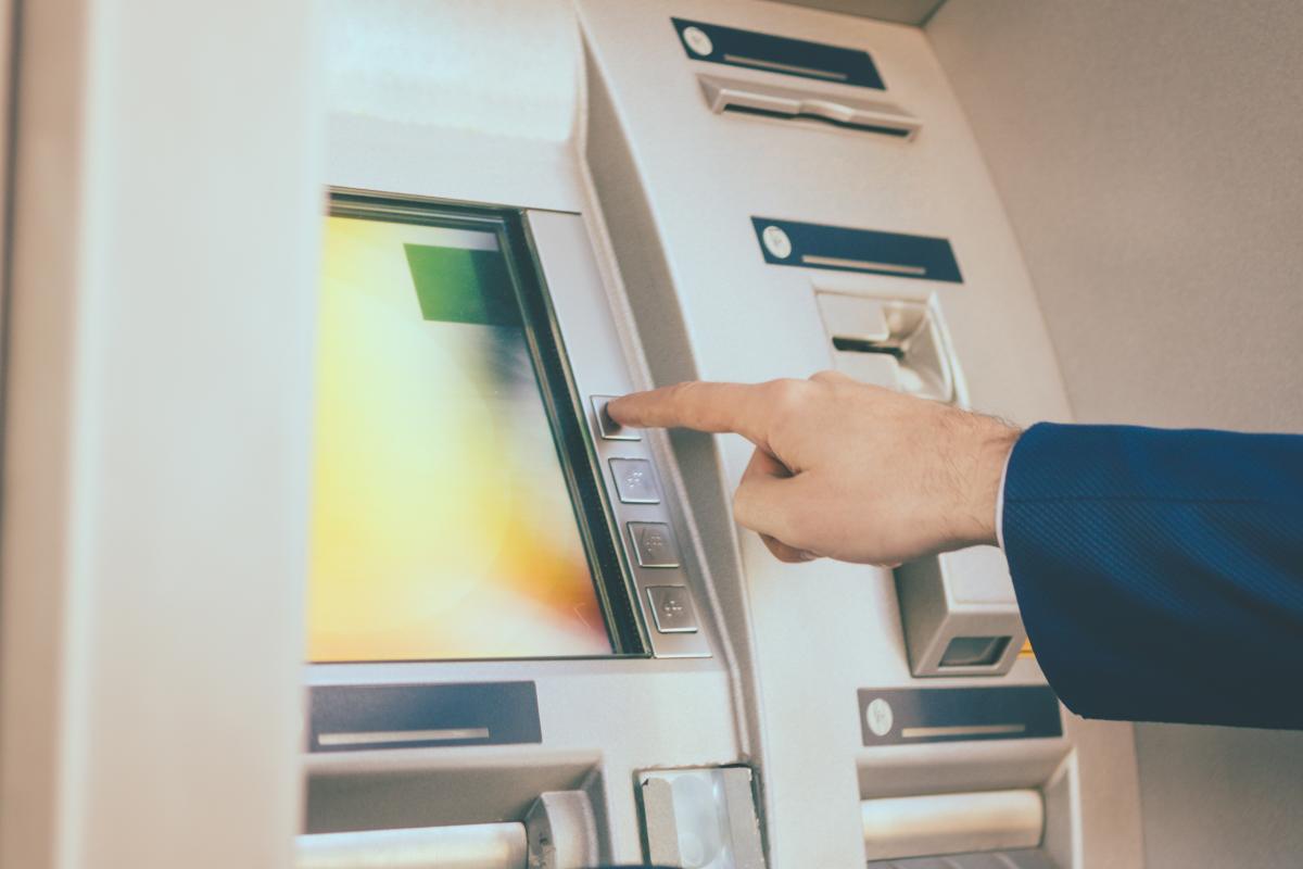 persona usa sportello atm