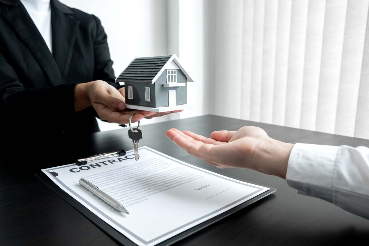 persona dà una casetta e delle chiavi