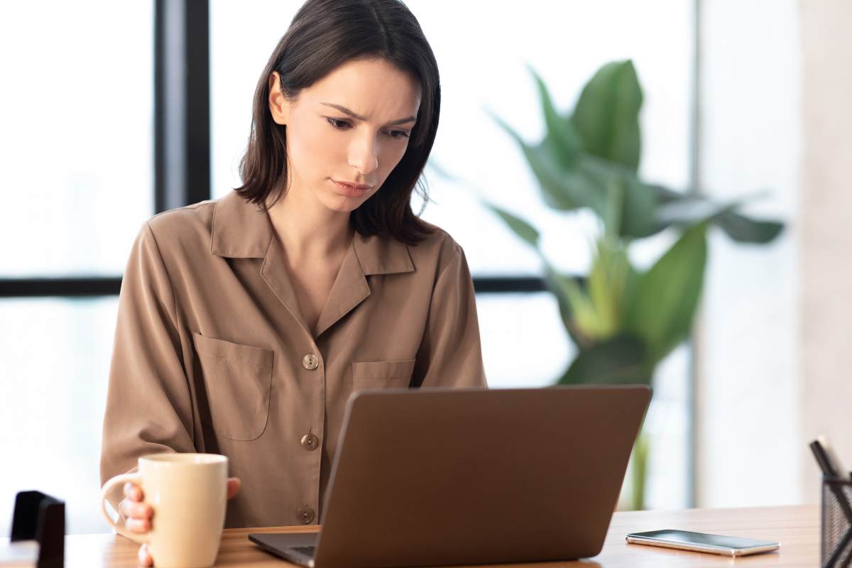 ragazza che usa il pc