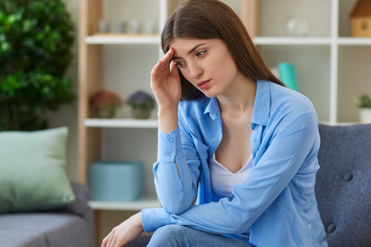 ragazza triste sul divano