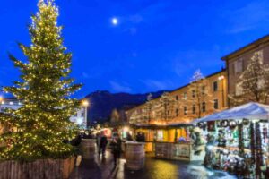 città addobbata per natale