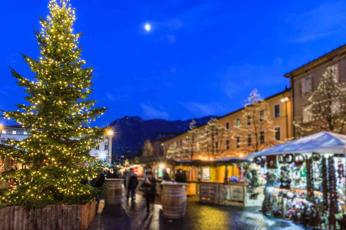 città addobbata per natale