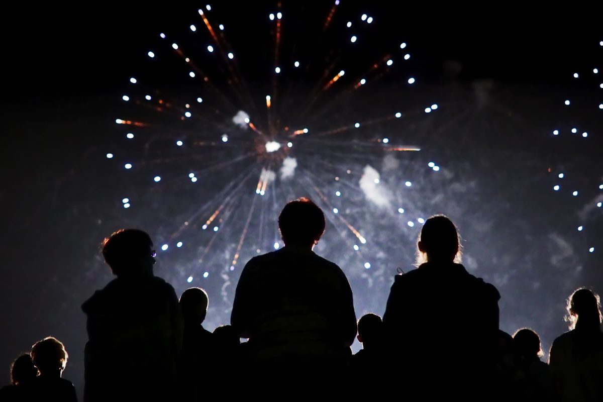 persone che guardano fuochi di artificio