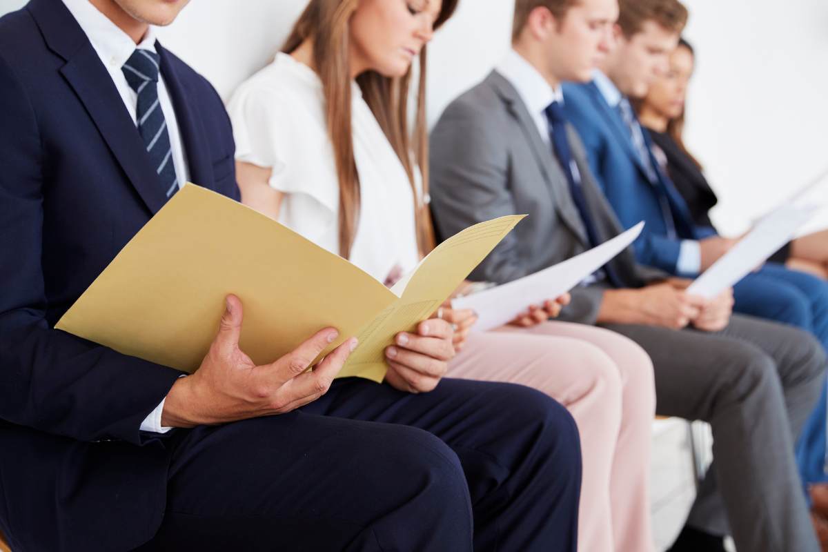 persone che aspettano di fare un colloquio di lavoro