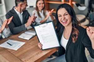 ragazza con contratto di lavoro in mano