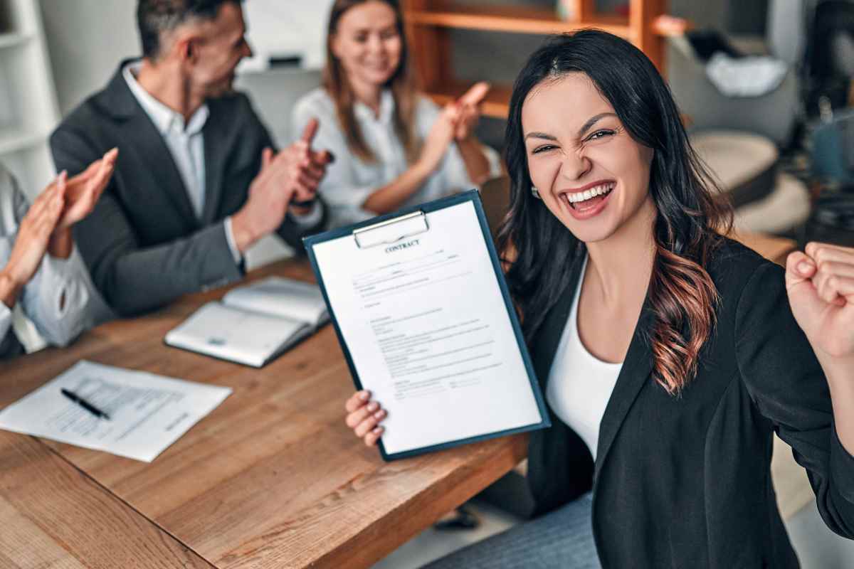 ragazza con contratto di lavoro in mano