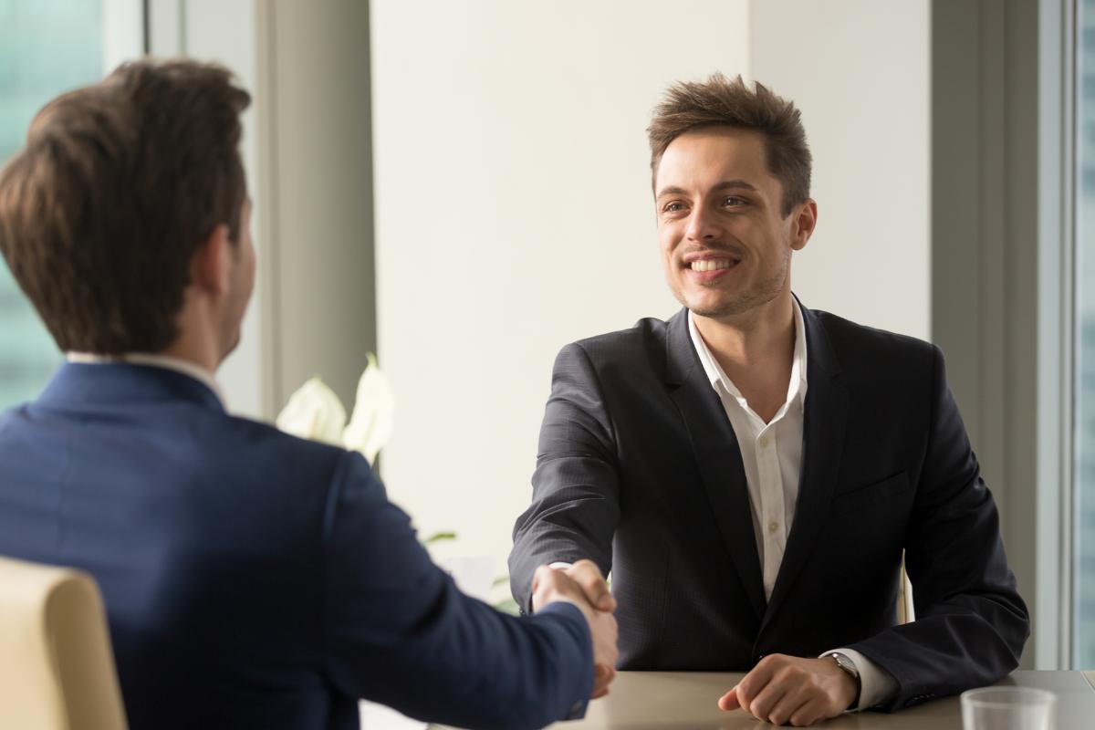 persone che si stringono la mano