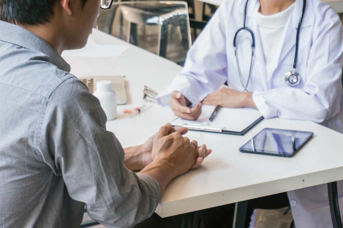 persona parla con medico