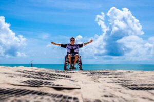 persona disabile su spiaggia