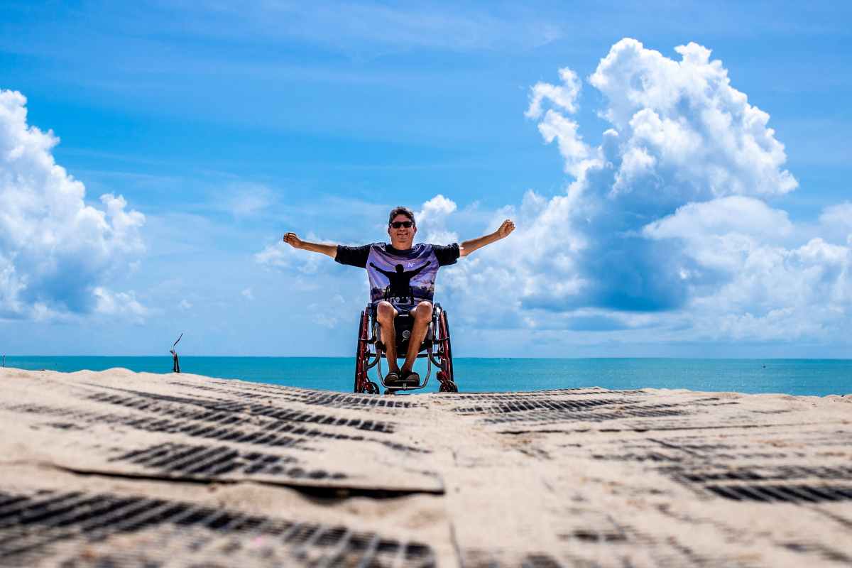 persona disabile su spiaggia