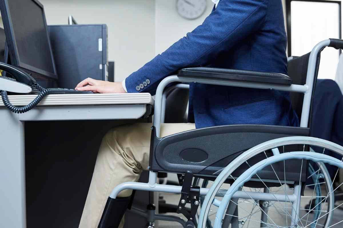 persona su sedia a rotelle lavora