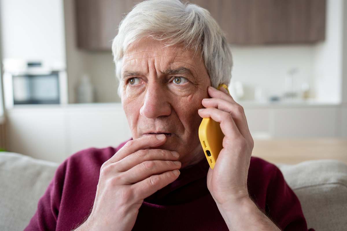 anziano parla al telefono