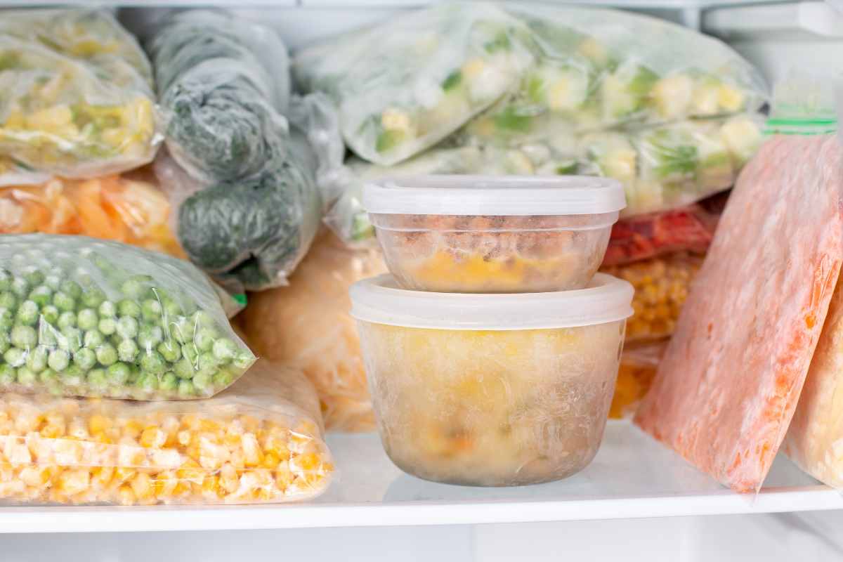 freezer con alimenti