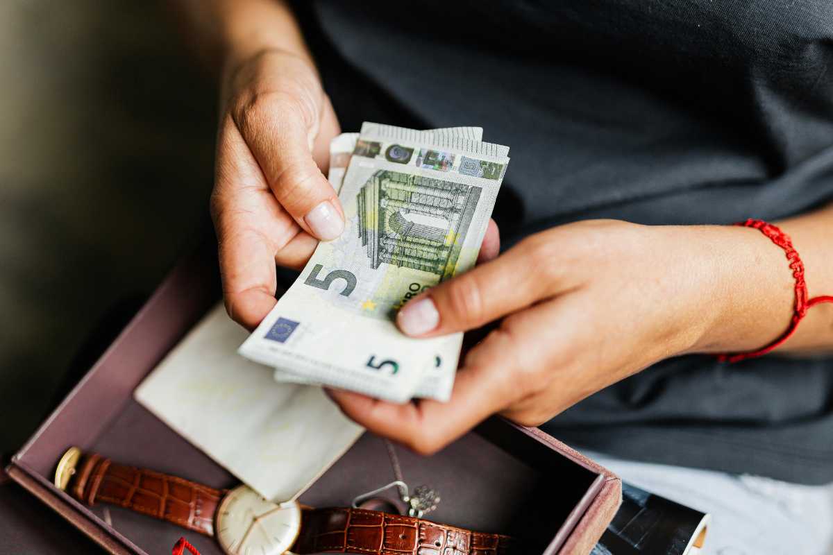 donna con soldi in mano