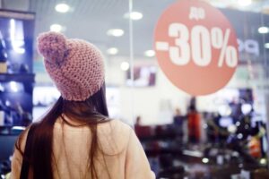 donna che guarda vetrina saldi