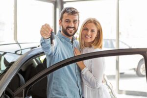 coppia compra auto nuova