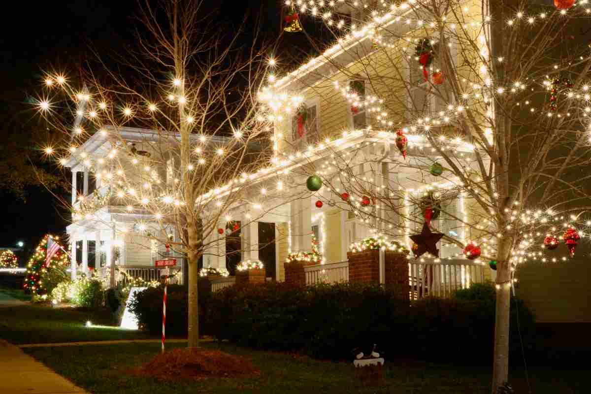 casa e strada illuminata natale