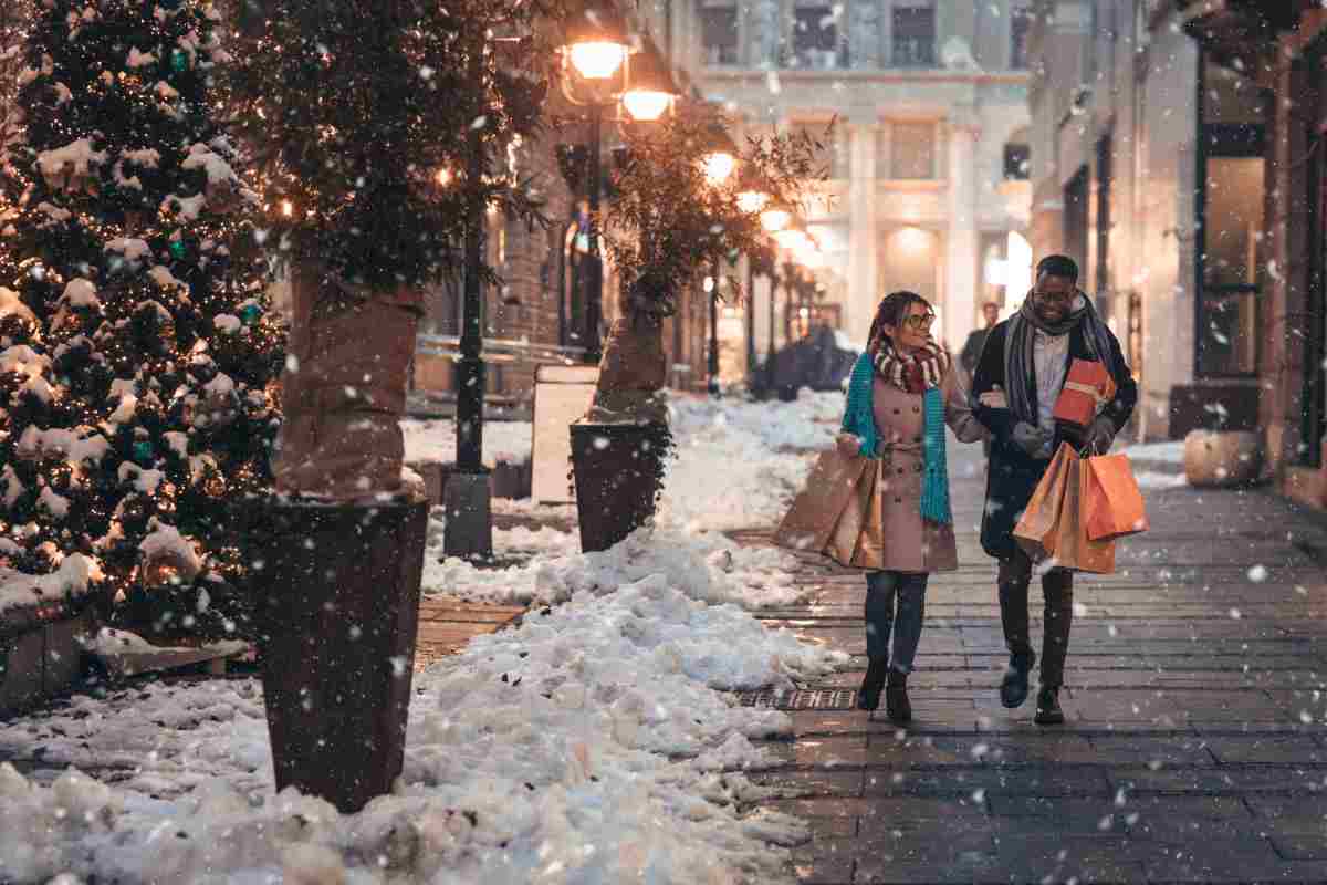 coppia passeggia a natale