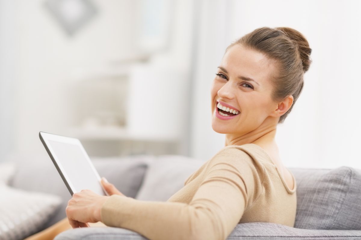 donna felice con tablet