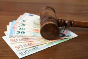 martelletto giudice e soldi in contanti