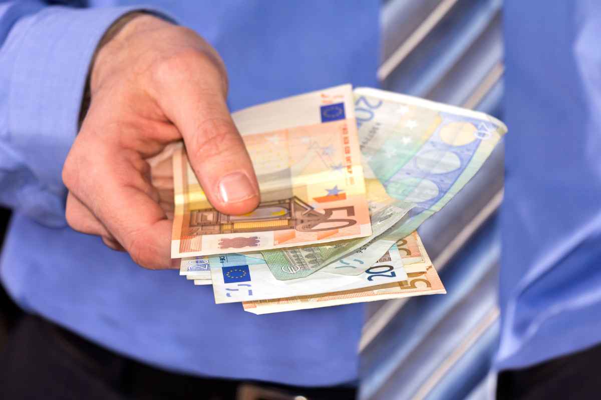 uomo con denaro in mano