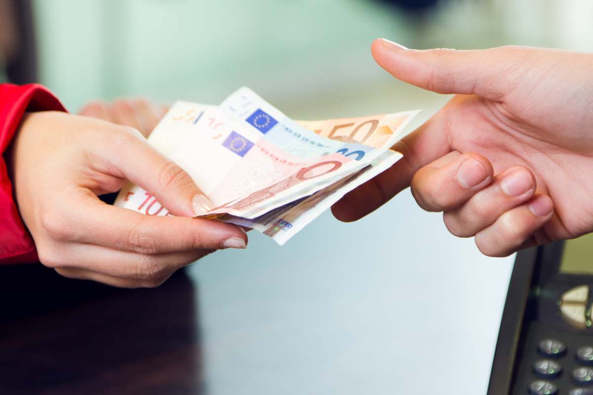 persona che paga con soldi in contanti