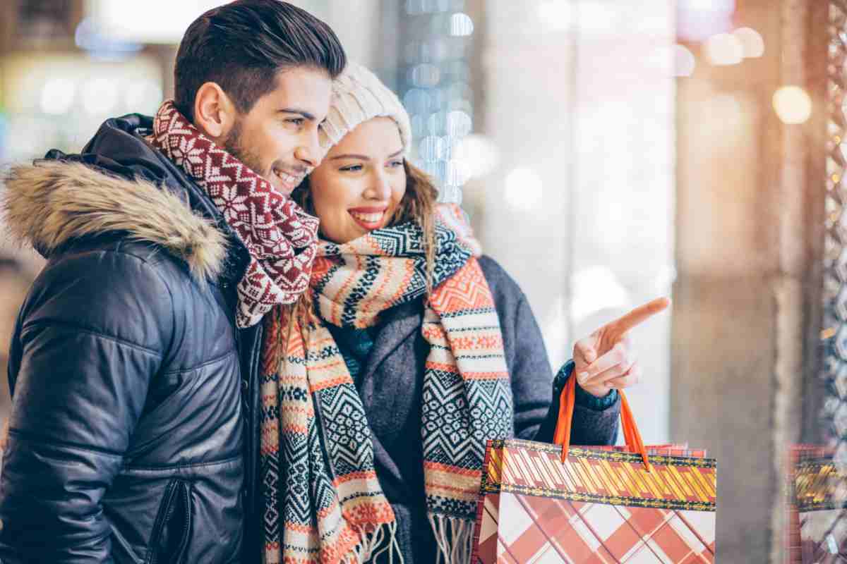 coppia fa shopping guarda vetrina