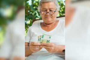 pensionata soldi