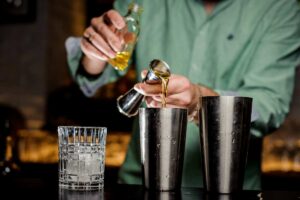 barista prepara cocktail