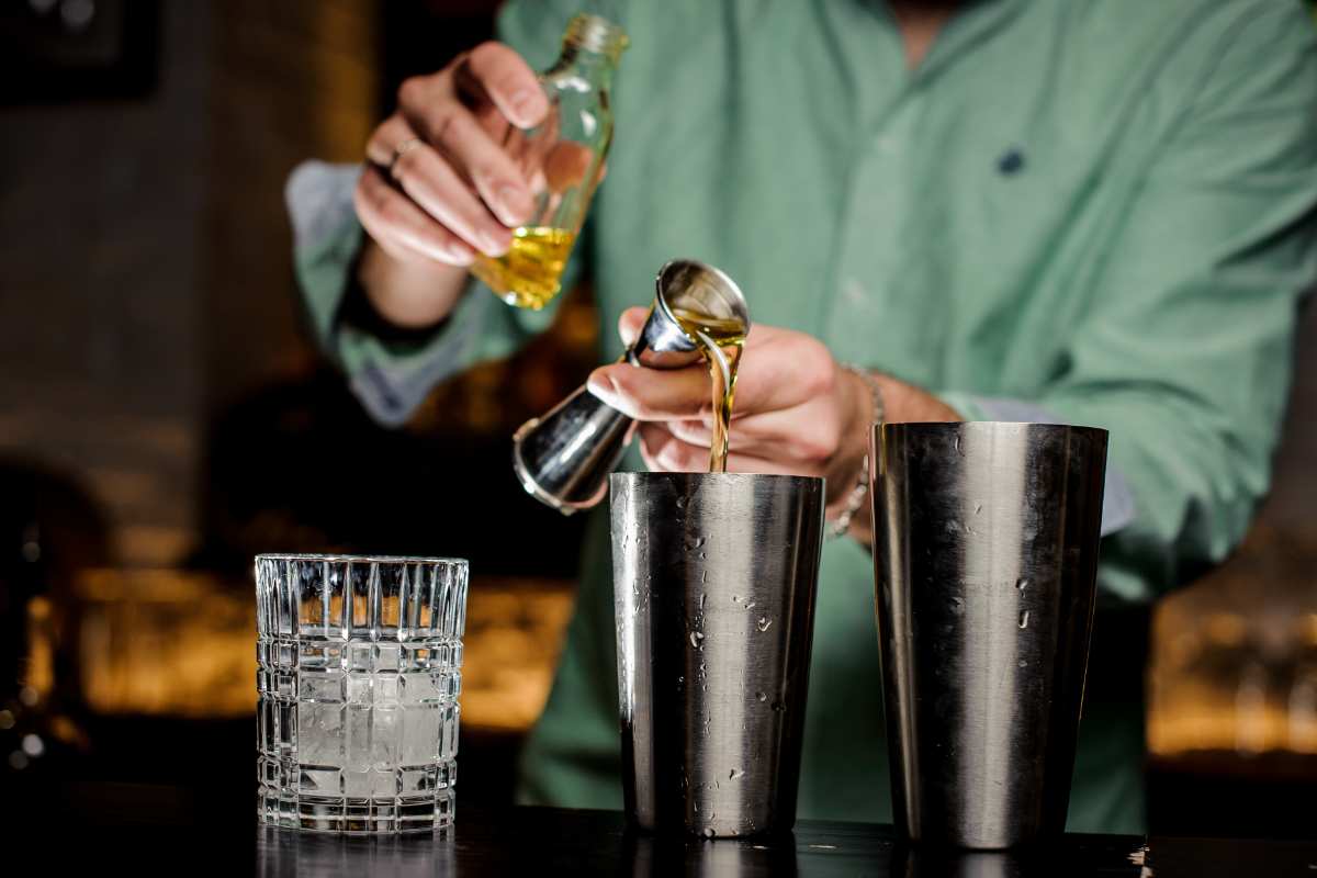 barista prepara cocktail