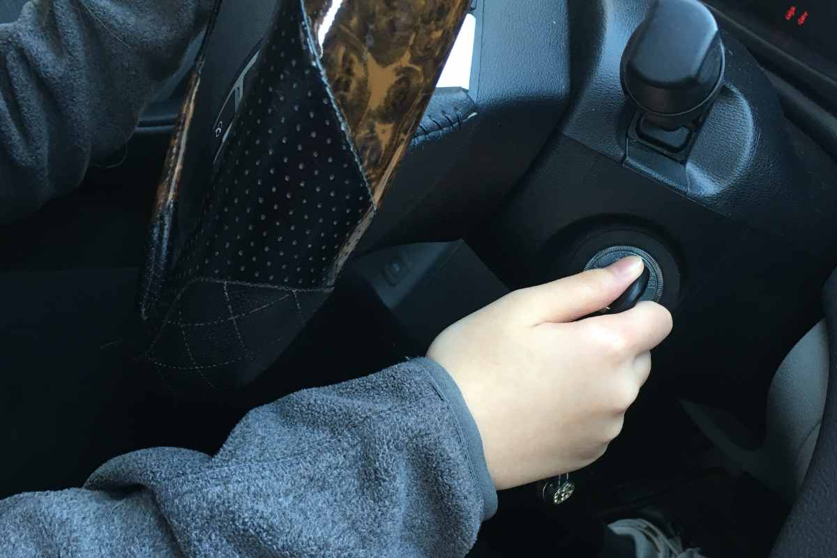 girare chiave automobile