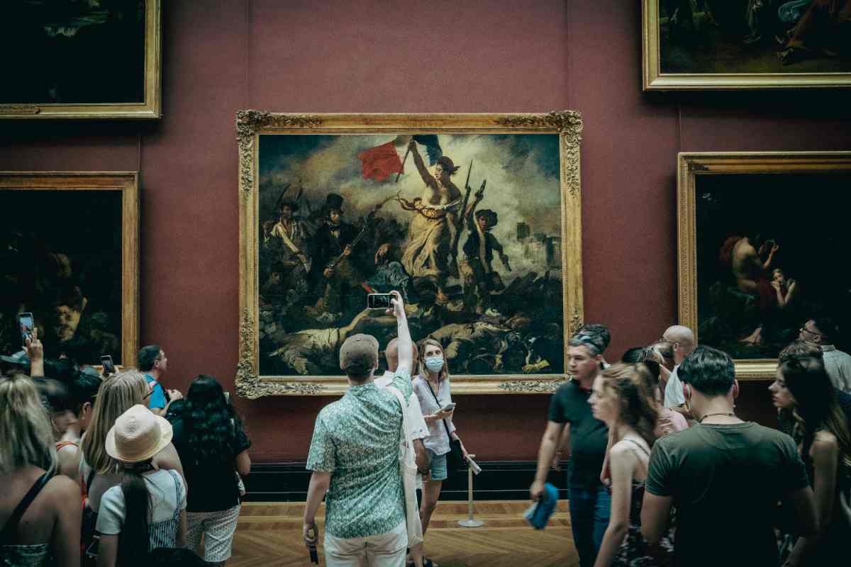 persone dentro museo