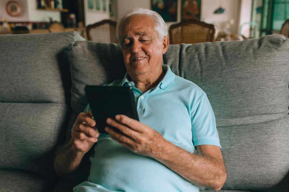 anziano usa tablet